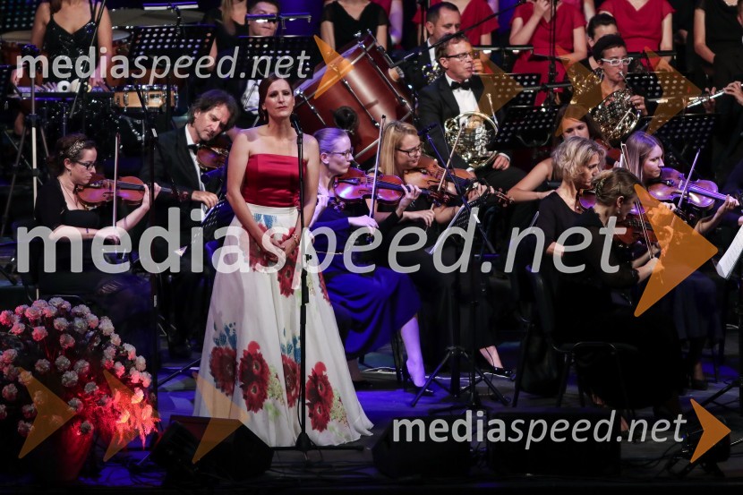  Manca Izmajlova, pevkaFestival Ljubljana 2016: Pesmi mojih krajev, Manca Izmajlova