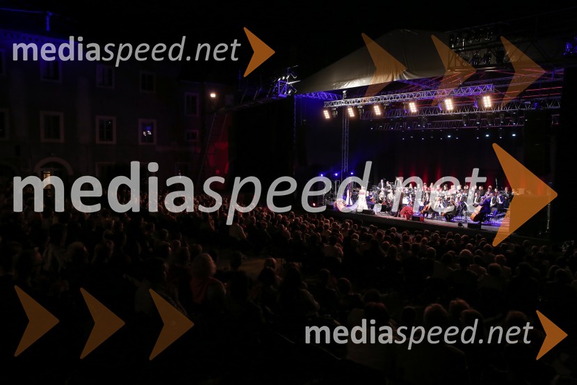 Manca Izmajlova: Pesmi mojih krajevFestival Ljubljana 2016: Pesmi mojih krajev, Manca Izmajlova