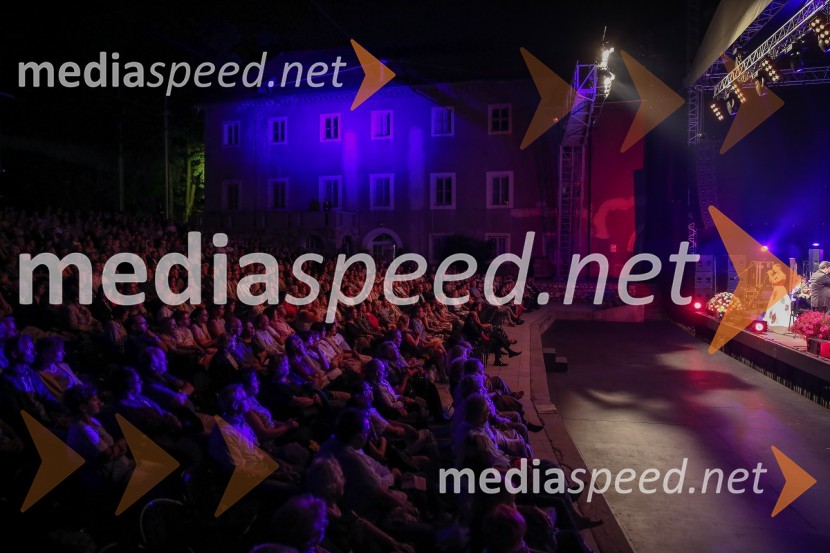 Manca Izmajlova: Pesmi mojih krajevFestival Ljubljana 2016: Pesmi mojih krajev, Manca Izmajlova