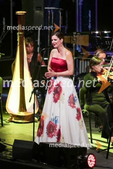  Manca Izmajlova, pevkaFestival Ljubljana 2016: Pesmi mojih krajev, Manca Izmajlova