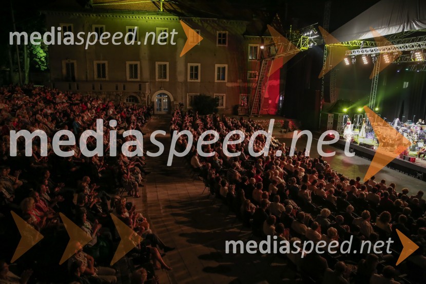 Manca Izmajlova: Pesmi mojih krajevFestival Ljubljana 2016: Pesmi mojih krajev, Manca Izmajlova