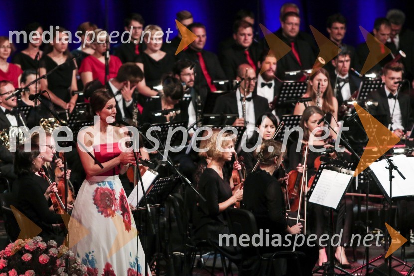  Manca Izmajlova, pevkaFestival Ljubljana 2016: Pesmi mojih krajev, Manca Izmajlova