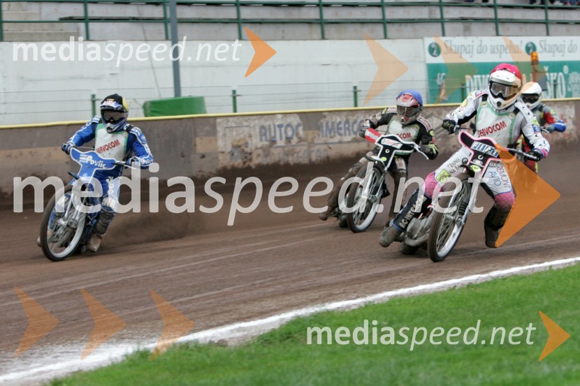 Jurica Pavlic, SK Unia Goričan Hrvaška(levo) in Jernej Kolenko, AMTK Lljubljana (desno), v ozadju Manuel Hauzinger, Avstrija in Samo Kukovica, AMD KrškoSPEEDWAY, 7. dirka za DP