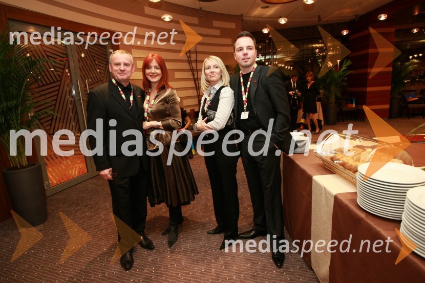 Boris Vugrinec, urednik fotografije pri Večeru, Miša Vugrinec, urednica Večerove priloge Bonbon s sinom Nejcem in njegovo spremljevalko Anito Meško

Otvoritev igralniško zabaviščnega centra Mond v Šentilju