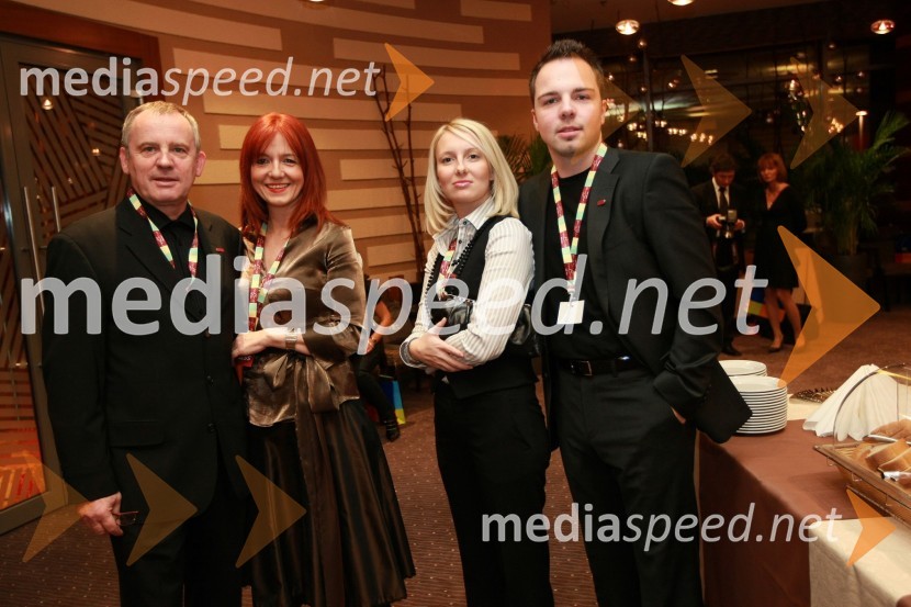 Boris Vugrinec, urednik fotografije pri Večeru, Miša Vugrinec, urednica Večerove priloge Bonbon s sinom Nejcem in njegovo spremljevalko Anito Meško

Otvoritev igralniško zabaviščnega centra Mond v Šentilju