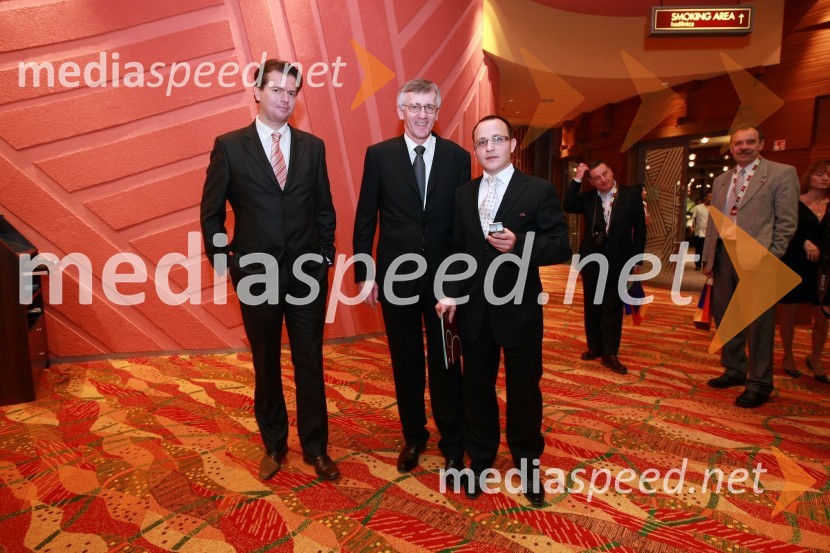 Tilen Majnardi, vodja korporativnega komuniciranja Hit d.d., Gregor Jeza, predsednik uprave Hit Šentilj d.d. in mag. Niko Trošt, predsednik uprave Hit d.d.Otvoritev igralniško zabaviščnega centra Mond v Šentilju