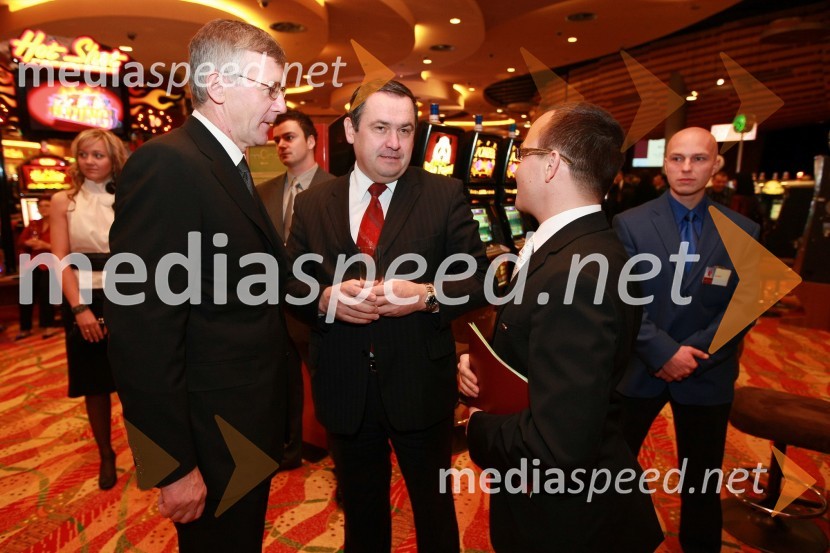 Mag. Niko Trošt, predsednik uprave Hit d.d., mag. Drago Pišek, predsednik uprave Poštne banke Slovenije d.d. in   Gregor Jeza, predsednik uprave Hit Šentilj d.d.Otvoritev igralniško zabaviščnega centra Mond v Šentilju