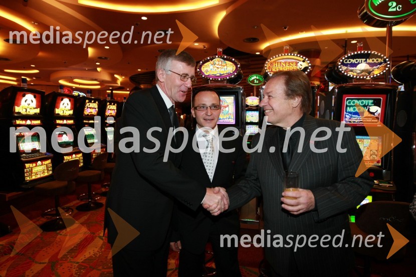 Mag. Niko Trošt, predsednik uprave Hit d.d., Gregor Jeza, predsednik uprave Hit Šentilj d.d. in Alfi Nipič, pevecOtvoritev igralniško zabaviščnega centra Mond v Šentilju