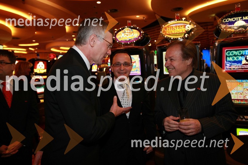 Mag. Niko Trošt, predsednik uprave Hit d.d., Gregor Jeza, predsednik uprave Hit Šentilj d.d. in Alfi Nipič, pevecOtvoritev igralniško zabaviščnega centra Mond v Šentilju