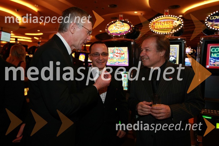 Mag. Niko Trošt, predsednik uprave Hit d.d., Gregor Jeza, predsednik uprave Hit Šentilj d.d. in Alfi Nipič, pevecOtvoritev igralniško zabaviščnega centra Mond v Šentilju