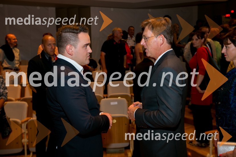  Žiga Lakner, pevec; prof. dr. Miro Cerar, predsednik vlade Republike SlovenijeDobrodelni koncert Rdečega križa Slovenije