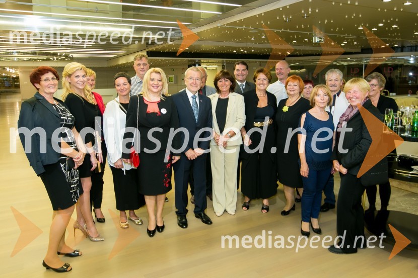  Štefka Suša, sekretarka RKS-OZ Zagorje;  Metka  Podpečan, predsednica RK Slovenije Območno združenje Zagorje;  Ema Verbnik, sekretarka RKS - OZ Ljubljana;  Igor Pirkovič, RTV Slovenija;  Renata Brunskole, generalna sekretarka, Rdeči križ Slovenije; dr. Dušan Keber, predsednik RKS;  Zvonka  Ješelnik, podpredsednica RKS;  Štefan Kušar, direktor FIHO;  Breda Oman, sekretarka FIHO;  Božo Oman;  Nevenka Lakše, predsednica RKSDobrodelni koncert Rdečega križa Slovenije