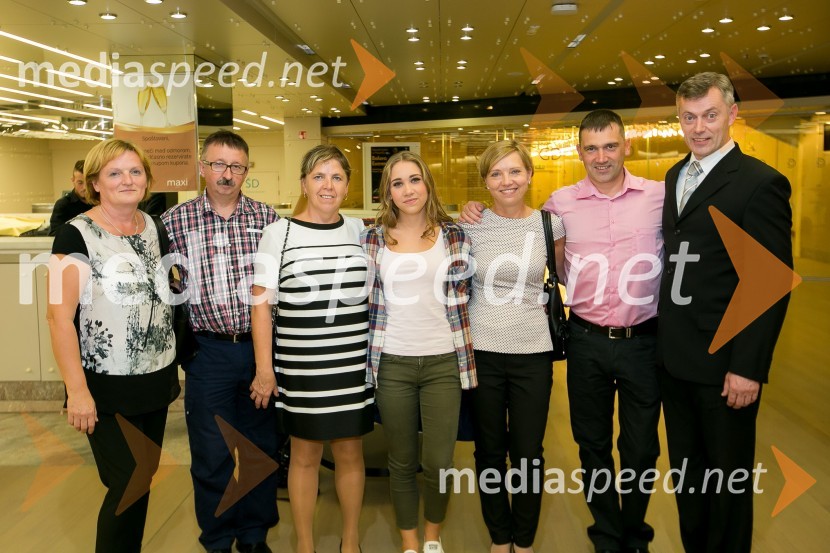 Pevka Viviana Kukar s svojimi starši na desni, spremljevalci na levi ter MItjem Brunskole. Dobrodelni koncert Rdečega križa Slovenije