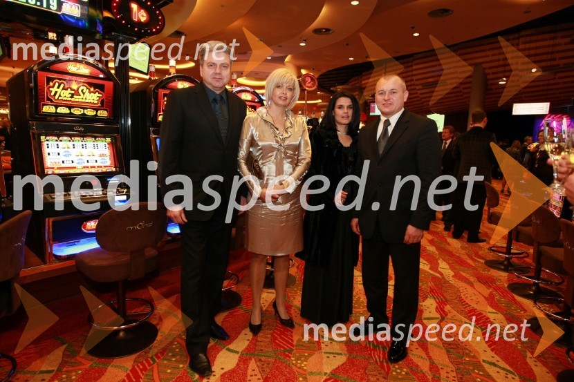 Andrej Verlič, podžupan Mestne občine Maribor z ženo Jano in Franc Kangler, župan Maribora z ženo TanjoOtvoritev igralniško zabaviščnega centra Mond v Šentilju