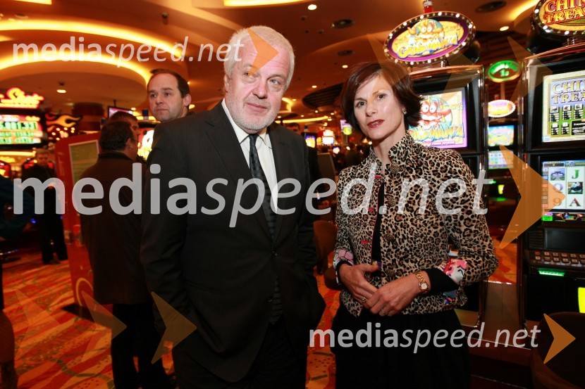 Marjan Pinter, direktor Konstruktor vgr. d.o.o. in Nevenka Črnko, članica uprave Hit d.d.Otvoritev igralniško zabaviščnega centra Mond v Šentilju