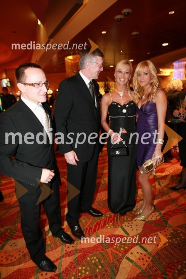 Gregor Jeza, predsednik uprave Hit Šentilj d.d., mag. Niko Trošt, predsednik uprave Hit d.d. in Darja Lampret, članica uprave Casino Maribor s hčerko Lino FekonjaOtvoritev igralniško zabaviščnega centra Mond v Šentilju