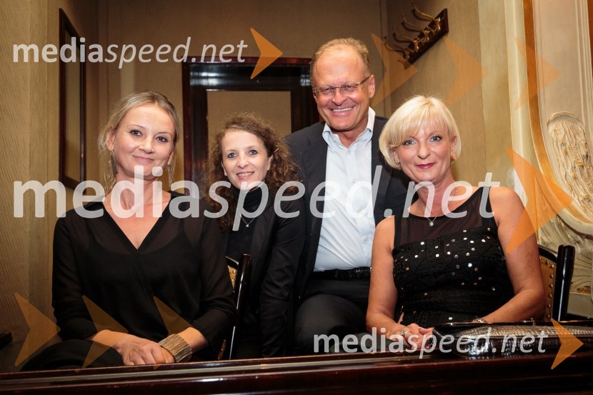  ... ;  Polona Lovšin, Riko d.o.o.;  Janez  Škrabec, direktor Riko d.o.o., predsednik Slovensko-ruskega poslovnega sveta, častni konzul Belorusije;  Sonja Poljanšek Škrabec, lastnica Welness centra SunnyZaljubljenca, premiera predstave