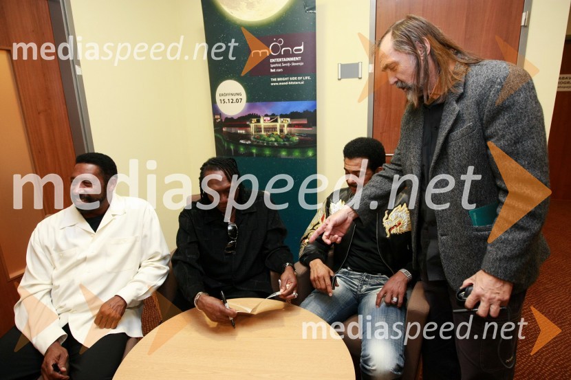 The Commodores in Dragan Bulič, glasbeni urednik na Valu 202Otvoritev igralniško zabaviščnega centra Mond v Šentilju