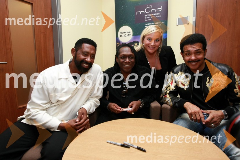 The Commodores in Nika Marolt, krznarka in dekle 6pack ČukurjaOtvoritev igralniško zabaviščnega centra Mond v Šentilju