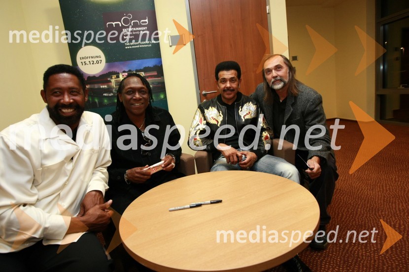 The Commodores in Dragan Bulič, glasbeni urednik na Valu 202Otvoritev igralniško zabaviščnega centra Mond v Šentilju