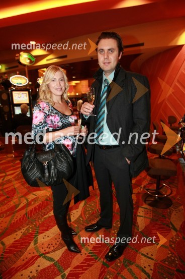 Janja Sodja, televizijska voditeljica in njen spremljevalec Kristjan Gajšek, direktor podjetja MeteoritOtvoritev igralniško zabaviščnega centra Mond v Šentilju