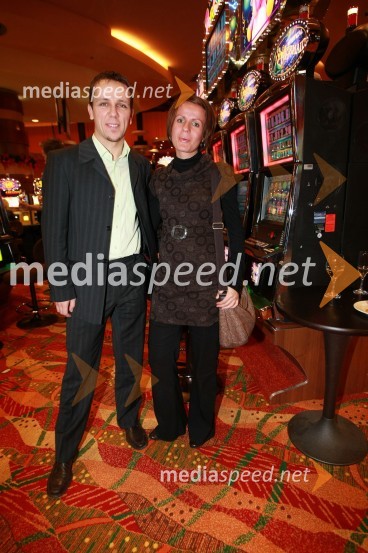 Darko Krajnc, predsednik SMS in nekdanji kandidat za predsednika RS s spremljevalko TanjoOtvoritev igralniško zabaviščnega centra Mond v Šentilju