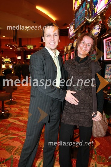 Darko Krajnc, predsednik SMS in nekdanji kandidat za predsednika RS s spremljevalko TanjoOtvoritev igralniško zabaviščnega centra Mond v Šentilju