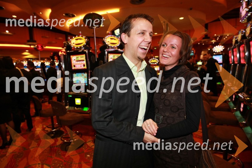 Darko Krajnc, predsednik SMS in nekdanji kandidat za predsednika RS s spremljevalko TanjoOtvoritev igralniško zabaviščnega centra Mond v Šentilju