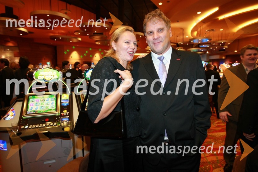 Suzana Mihelin Ritlop, direktorica raziskav in razvoja komunikacijske skupine SPEM in Milan Kunst, direktor PE Maribor Zavarovalnice MariborOtvoritev igralniško zabaviščnega centra Mond v Šentilju