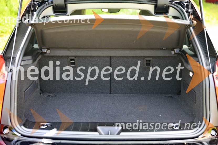 BMW i3 REX, višja polica prtljažnika zaradi baterij in 657 kubičnega motorjaBMW i3 REX, mediaspeed test