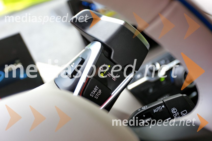 BMW i3 REX, menjalnik in gumb za zagon motorjaBMW i3 REX, mediaspeed test