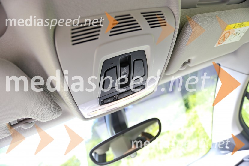 BMW i3 REX, upravljanje s panoramsko strehoBMW i3 REX, mediaspeed test