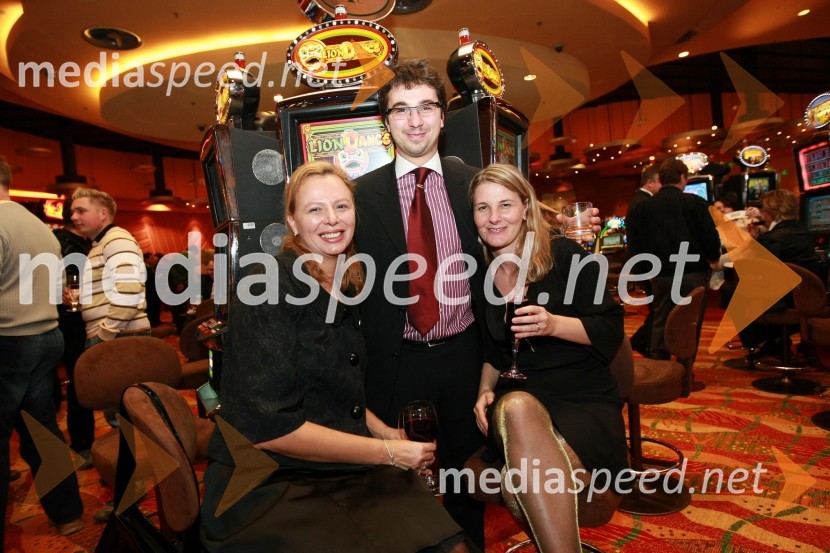 Suzana Mihelin Ritlop, direktorica raziskav in razvoja komunikacijske skupine SPEM in Tine Kračun, direktor podjetja Intermedius d.o.o. s spremljevalko MajoOtvoritev igralniško zabaviščnega centra Mond v Šentilju