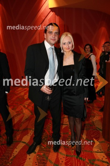 Sašo Peče, podpredsednik državnega zbora in poslanec SNS z ženo Simono Gljuk PečeOtvoritev igralniško zabaviščnega centra Mond v Šentilju