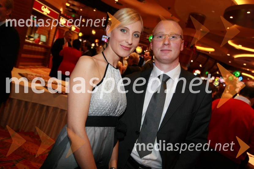 Karmen Kline, prodajna predstavnica za Štajersko, Žurnal media in  	Urban Lavrenčič, strokovni sodelavec za komuniciranje z javnostmi v Raiffeisen Banki d.d.Otvoritev igralniško zabaviščnega centra Mond v Šentilju