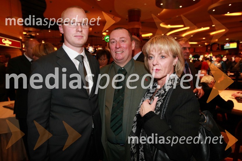 Urban Lavrenčič, strokovni sodelavec za komuniciranje z javnostmi v Raiffeisen Banki d.d. s staršiOtvoritev igralniško zabaviščnega centra Mond v Šentilju