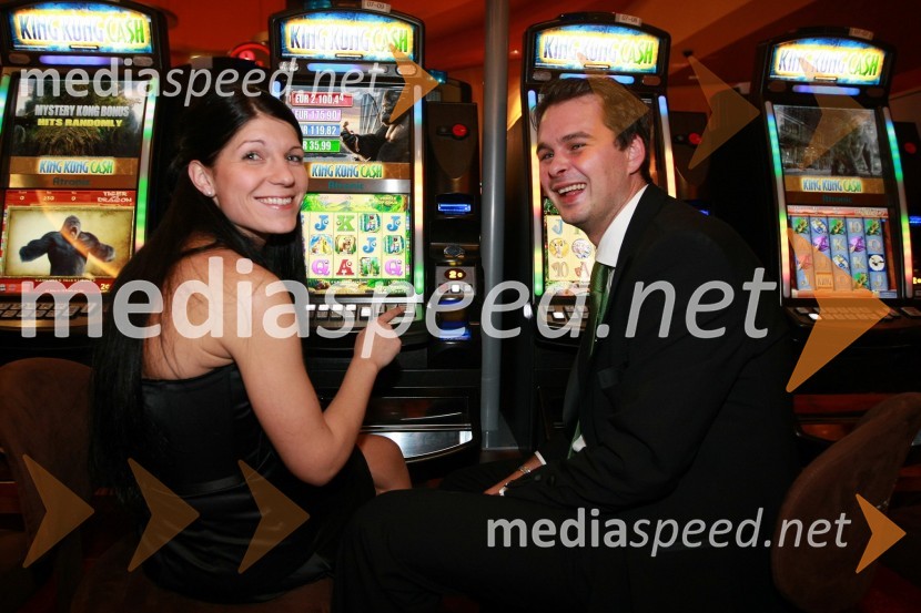 Ahac Pinter, direktor trženja in prodaje Hit Šentilj d.d. z ženo TinoOtvoritev igralniško zabaviščnega centra Mond v Šentilju