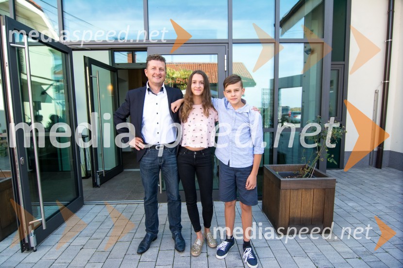  Danilo Steyer,   vinar, Steyer Vina; vinski vitez, predsednik Vinske reprezentance Slovenije;  ... ;  Mark Steyer, Steyer VinaSrečanje Steyerjev