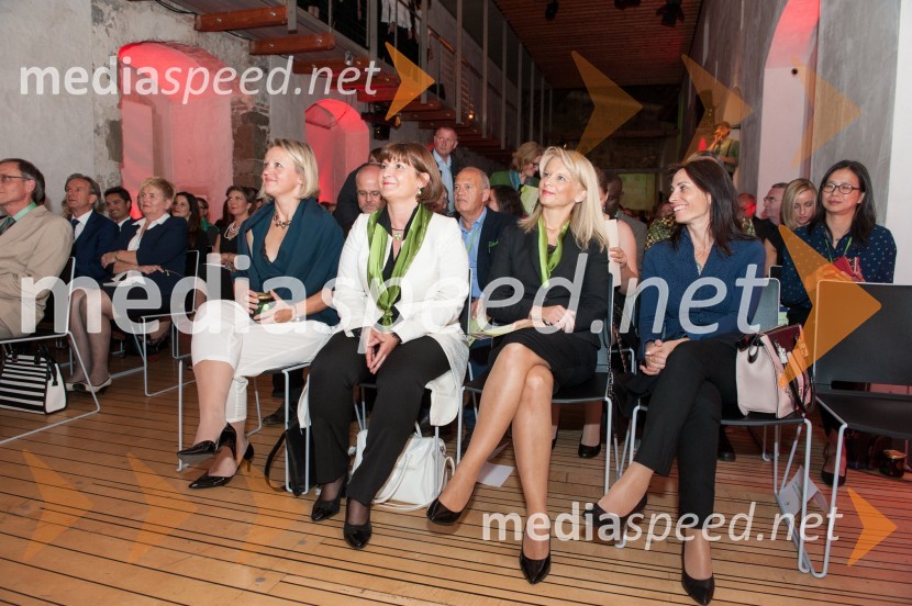  Jana Apih, GoodPlace;  Eva Štravs Podlogar, državna sekretarka, ministrstvo za gospodarski razvoj in tehnologijo; mag. Maja Pak Olaj, direktorica, Slovenska turistična organizacija;  ... ;  ... Razglasitev najbolj trajnostno naravnanih destinacij Slovenije in sveta