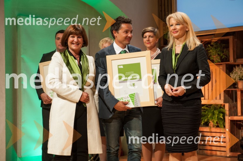  Eva Štravs Podlogar, državna sekretarka, ministrstvo za gospodarski razvoj in tehnologijo;  Blaž Veber, LTO Kranjska Gora; mag. Maja Pak Olaj, direktorica, Slovenska turistična organizacijaRazglasitev najbolj trajnostno naravnanih destinacij Slovenije in sveta