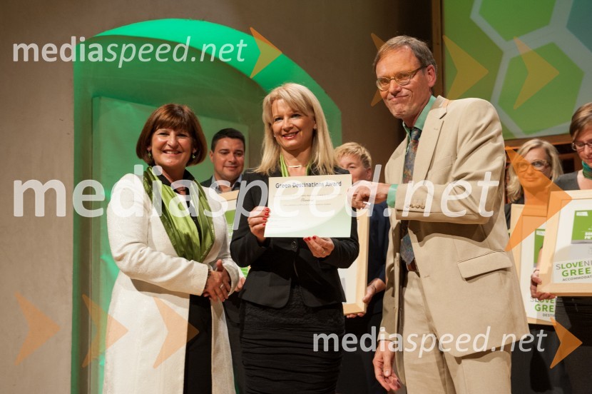  Eva Štravs Podlogar, državna sekretarka, ministrstvo za gospodarski razvoj in tehnologijo; mag. Maja Pak Olaj, direktorica, Slovenska turistična organizacija;  Albert Salman, predsednik Green DestinationsRazglasitev najbolj trajnostno naravnanih destinacij Slovenije in sveta