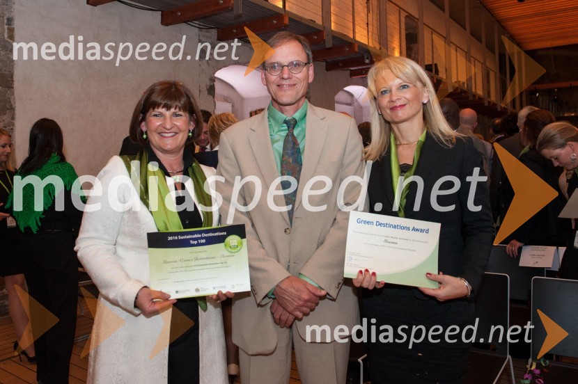  Eva Štravs Podlogar, državna sekretarka, ministrstvo za gospodarski razvoj in tehnologijo;  Albert Salman, predsednik Green Destinations; mag. Maja Pak Olaj, direktorica, Slovenska turistična organizacijaRazglasitev najbolj trajnostno naravnanih destinacij Slovenije in sveta