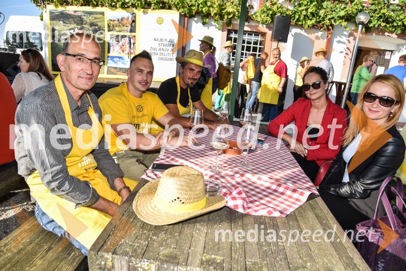  Janez Rožmarin, tehnični direktor, SEGRAP;  ... ;  ... ;  Rebeka Trop;  Žužana Šeruga, vodja prodaje, Terme DobrnaZnani Slovenci na prvi trgatvi šipona, Jeruzalem Ormož