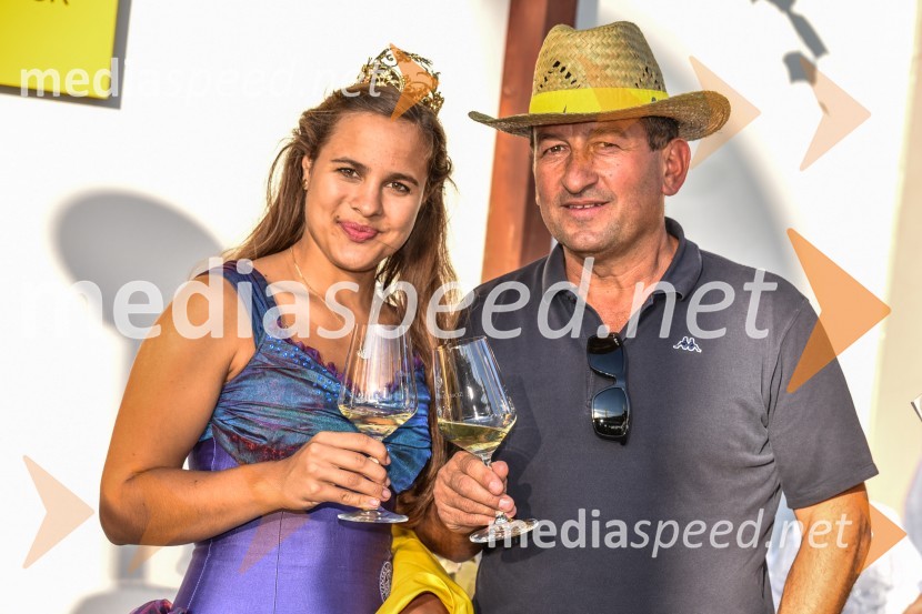  Sara Stadler, Vinska kraljica Slovenije 2016Znani Slovenci na prvi trgatvi šipona, Jeruzalem Ormož