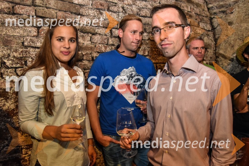  Sara Stadler, Vinska kraljica Slovenije 2016;  ... Znani Slovenci na prvi trgatvi šipona, Jeruzalem Ormož