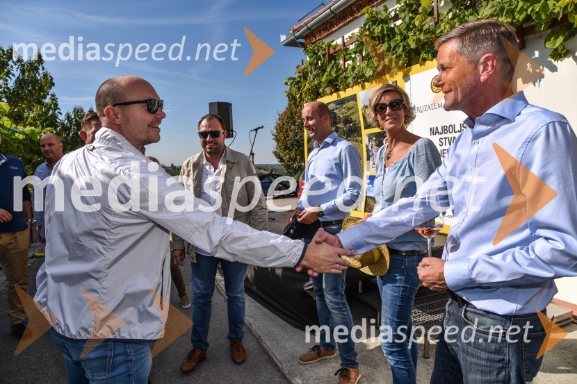  ... ;  ... ;  Mitja Herga, direktor in glavni enolog kleti P&F Jeruzalem;  Tatjana Puklavec, direktorica P&F wineries B. V.;  Jorn Pedersen, direktor skupine P&F Holding vinoZnani Slovenci na prvi trgatvi šipona, Jeruzalem Ormož