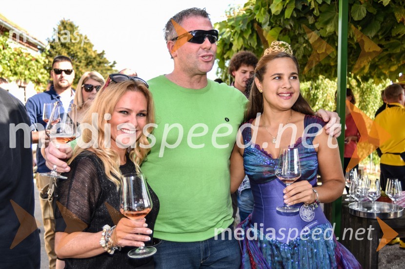  Nuša Derenda, pevka;  Miha Deželak, novinar;  Sara Stadler, Vinska kraljica Slovenije 2016Znani Slovenci na prvi trgatvi šipona, Jeruzalem Ormož