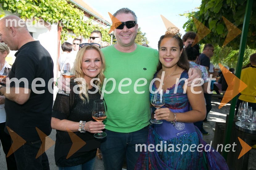  Nuša Derenda, pevka;  Miha Deželak, novinar;  Sara Stadler, Vinska kraljica Slovenije 2016Znani Slovenci na prvi trgatvi šipona, Jeruzalem Ormož