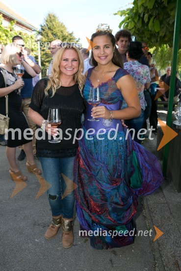  Nuša Derenda, pevka;  Sara Stadler, Vinska kraljica Slovenije 2016Znani Slovenci na prvi trgatvi šipona, Jeruzalem Ormož