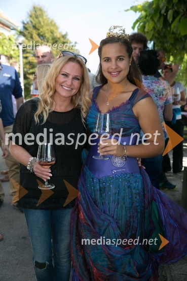  Nuša Derenda, pevka;  Sara Stadler, Vinska kraljica Slovenije 2016Znani Slovenci na prvi trgatvi šipona, Jeruzalem Ormož